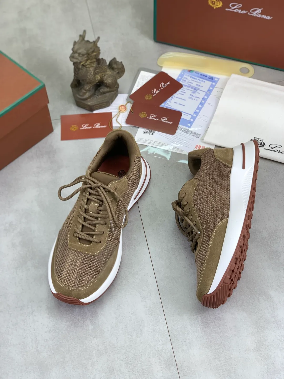 Men's men's shoes 💰P440 New model 💰 The latest casual shoes Loro Piana 💯 Top grade 💯 Buy the original copy 💯 Founded the existing Loro Piana company on April 24, 1924. It is now the sixth generation of family business, providing top quality products to customers who are discerning about taste and quality. Imported original fly woven fabric with cowhide fabric, plain calfskin lining. Hand-sewn thread with cowhide feet. Original packaging. High-end outsole. Size: 38-44 (customized for 45 and 46). 5️⃣ colors available.